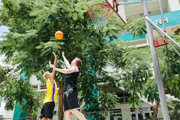 Les Joueurs Basket Ball Uniforme Sautant Haut Pour Attraper Balle — Photo