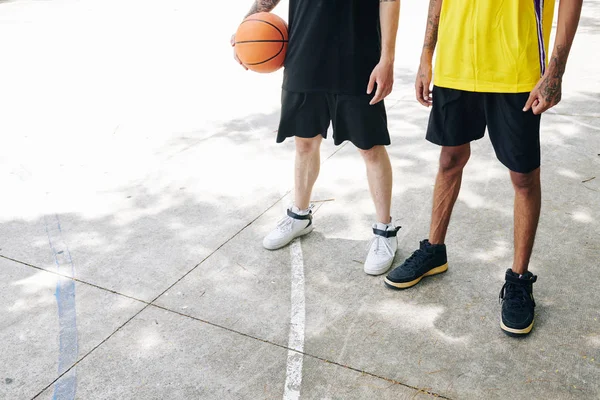 Oříznutý Obraz Basketbalistů Černé Žluté Uniformě Stojící Asfaltovém Venkovním Hřišti — Stock fotografie