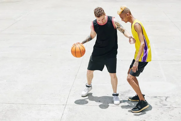 两名身穿制服在室外场地训练的篮球运动员 — 图库照片
