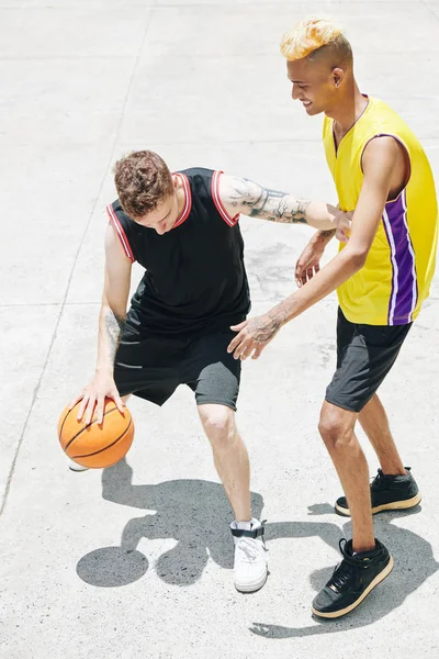 Jovem Jogador Basquete Defendendo Manipulador Bola Jogar Campo Livre — Fotografia de Stock