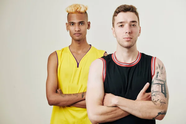 Retrato Estudio Jugadores Baloncesto Multiétnicos Confiados Parados Uno Detrás Del — Foto de Stock