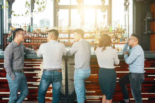 Vista Posteriore Dei Giovani Piedi Vicino Bancone Del Bar Che — Foto Stock