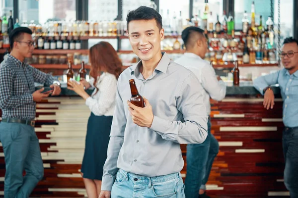 Retrato Jovem Asiático Segurando Garrafa Cerveja Sorrindo Para Câmera Com — Fotografia de Stock
