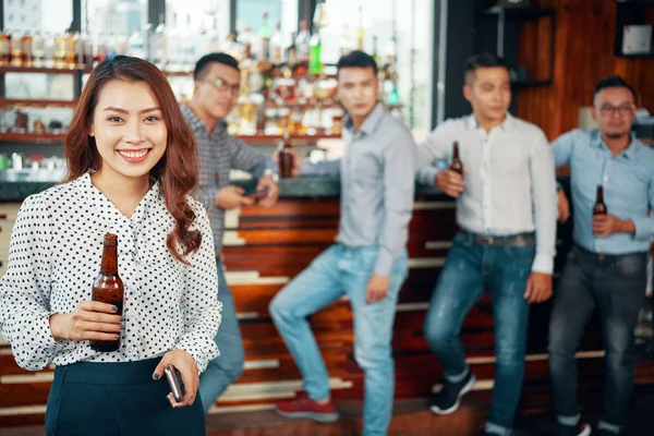 Retrato Mulher Bonita Asiática Segurando Garrafa Cerveja Sorrindo Para Câmera — Fotografia de Stock