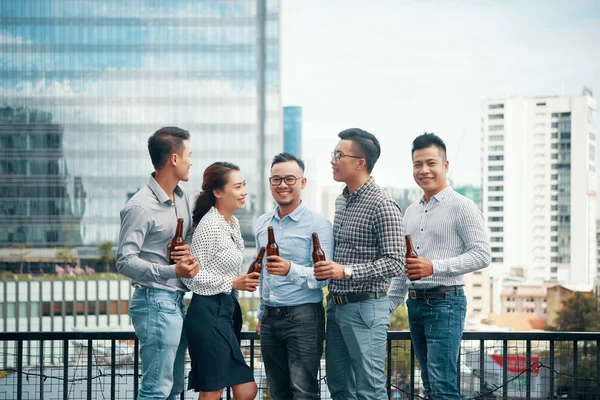 Grupo Empresários Asiáticos Com Garrafas Cerveja Sorrindo Discutindo Algo Juntos — Fotografia de Stock