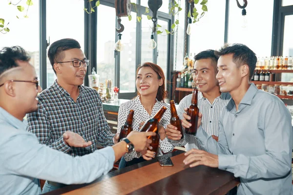 Grupo Empresários Asiáticos Bebendo Cerveja Rindo Juntos Depois Dia Trabalho — Fotografia de Stock