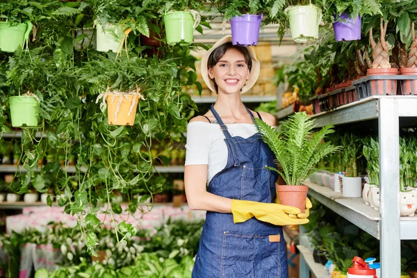 Portret Van Een Mooie Vrouwelijke Glastuinbouwer Blauw Schort Rubberen Handschoenen — Stockfoto