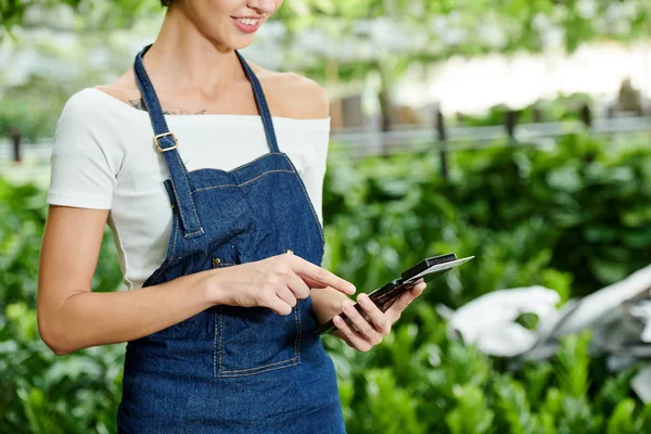 Imagen Recortada Del Administrador Del Jardín Del Vivero Utilizando Dispositivo — Foto de Stock