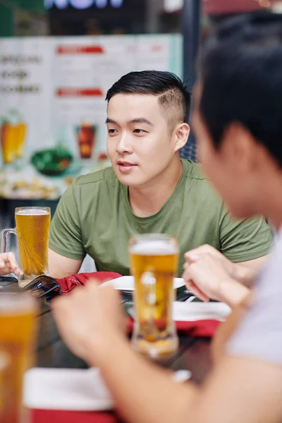 Asiatico Giovane Uomo Bere Birra Insieme Con Suoi Amici Mentre — Foto Stock