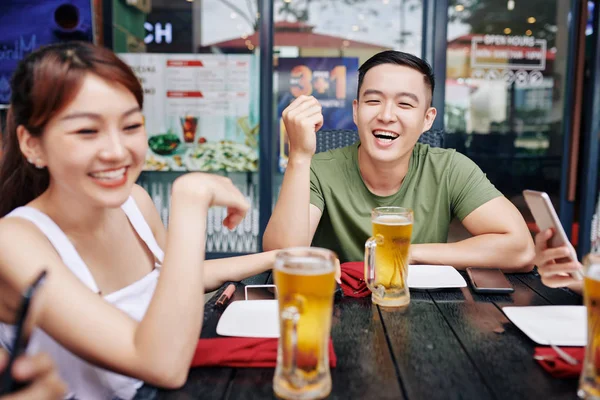 Joven Pareja Asiática Sentada Mesa Riendo Mientras Descansa Con Cerveza —  Fotos de Stock
