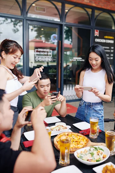 Grupo Jovens Asiáticos Fazendo Fotos Refeição Juntos Seus Telefones Celulares — Fotografia de Stock