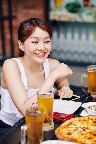 Feliz Joven Asiática Sentada Mesa Con Pizza Vasos Cerveza Sonriendo —  Fotos de Stock