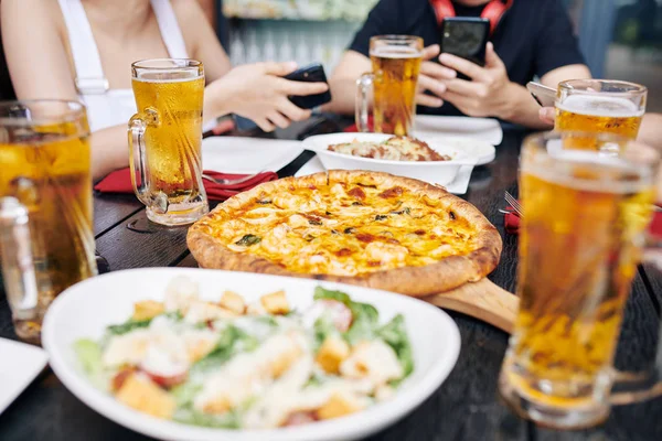 Ahşap Masada Oturan Pizza Yiyen Salata Yiyen Restoranda Bira Içen — Stok fotoğraf