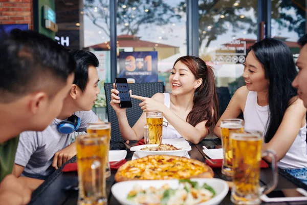 Asiatico Donna Sorridente Indicando Suo Cellulare Mano Lei Mostrando Suoi — Foto Stock