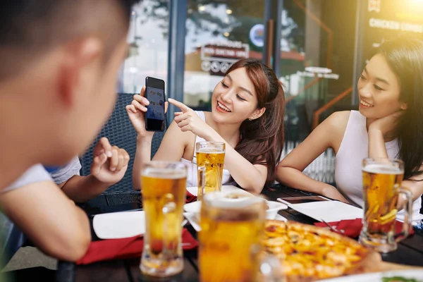 Asijské Mladá Žena Ukazuje Její Mobilní Telefon Říká Svým Přátelům — Stock fotografie