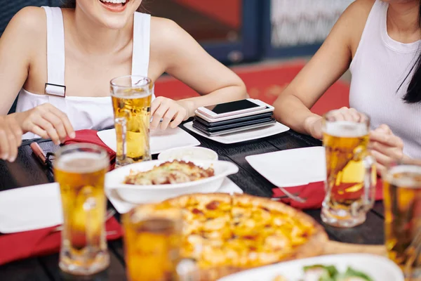 Close Jovens Amigos Sentados Mesa Comendo Pizza Bebendo Cerveja Com — Fotografia de Stock