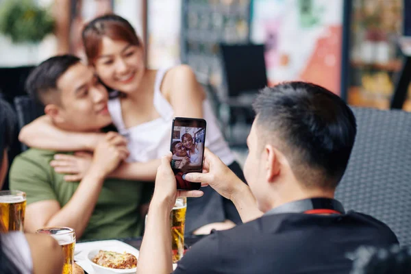 Visão Traseira Jovem Segurando Seu Telefone Celular Fazendo Uma Foto — Fotografia de Stock