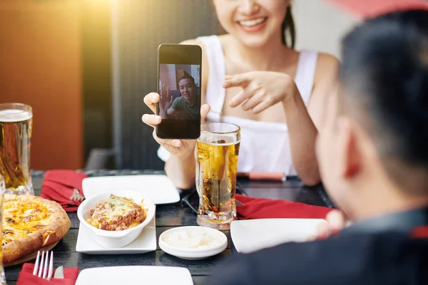 Asiático Joven Pantalla Teléfono Móvil Saludando Sus Amigos Mientras Tienen —  Fotos de Stock