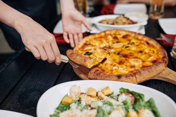Primer Plano Del Hombre Tomando Rebanada Pizza Mesa Que Comer —  Fotos de Stock