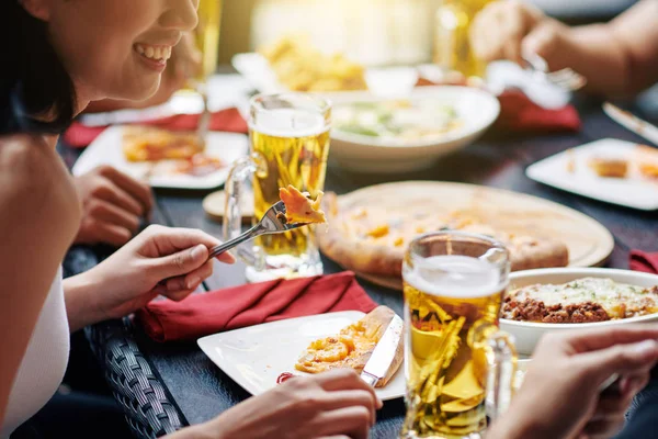 Close Jovem Sentada Mesa Comendo Pizza Bebendo Cerveja Junto Com — Fotografia de Stock