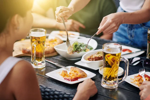 Close Jovens Sentados Mesa Jantar Eles Comem Pizza Salada Bebem — Fotografia de Stock