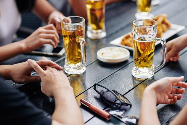 Close Young People Sitting Table Drinking Beer Glasses Bar — Stock Photo, Image