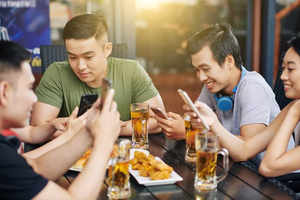 Ázsiai Baráti Társaság Online Kommunikál Mobiltelefonjaikkal Miközben Kávézóban Ülnek Sört — Stock Fotó