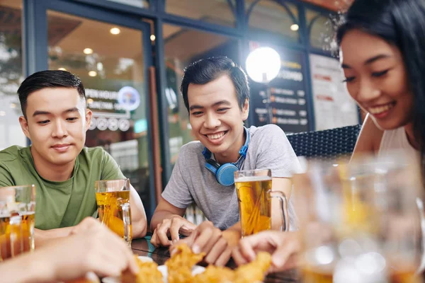Grupo Jovens Asiáticos Sentados Mesa Rindo Enquanto Comem Frango Bebem — Fotografia de Stock