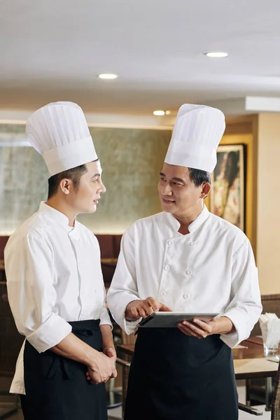 Aziatische Volwassen Chef Kok Uniform Holding Tablet Het Uitleggen Van — Stockfoto