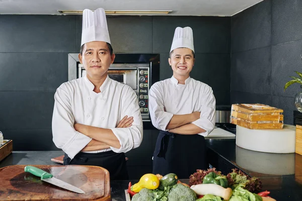 Portret Van Aziatische Zelfverzekerde Chef Kok Met Gekruiste Armen Kijkend — Stockfoto