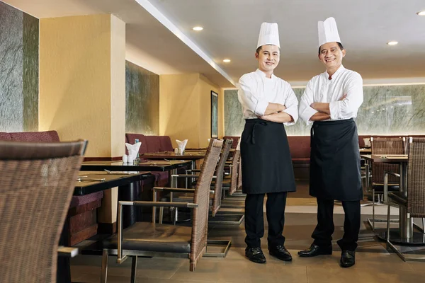 Porträt Zweier Asiatischer Köche Uniform Die Mit Verschränkten Armen Vor — Stockfoto