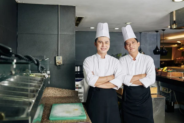 Два Азіатських Чоловіки Уніформі Шеф Кухаря Стоять Схрещеними Руками Дивляться — стокове фото