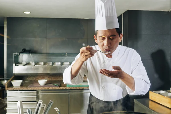 Aziatisch Volwassen Chef Kok Uniform Houden Lepel Proeven Van Zijn — Stockfoto