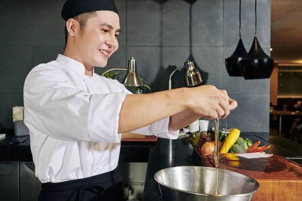 Asiatische Junge Köchin Steht Und Lächelt Während Sie Eier Der — Stockfoto