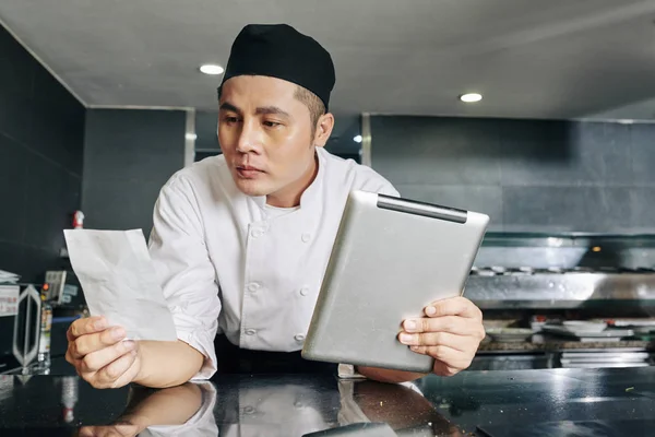 Aziatische Jonge Chef Kok Het Lezen Van Recept Van Nieuwe — Stockfoto