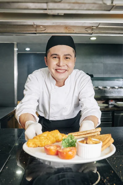 Retrato Jovem Chef Asiático Servindo Seu Prato Preparado Sorrindo Para — Fotografia de Stock