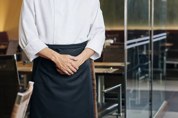 Nahaufnahme Eines Männlichen Kellners Schürze Der Restaurant Steht Und Die — Stockfoto