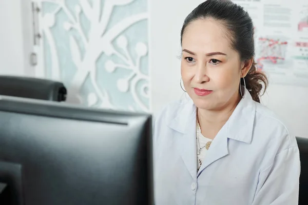 Asian Mature Female Woman Looking Computer Monitor While Working Her — Stockfoto