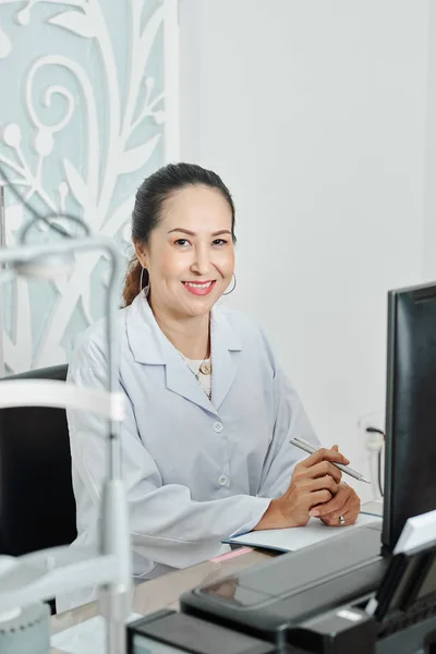 Portret Van Aziatische Volwassen Arts Witte Jas Glimlachen Camera Tijdens — Stockfoto