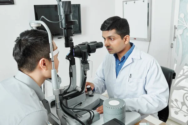 Beyaz Önlüklü Hindistanlı Göz Doktoru Işine Konsantre Olurken Hastaneyi Ziyaret — Stok fotoğraf