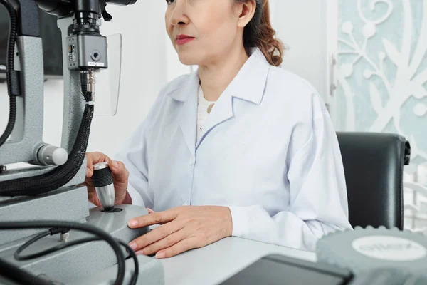 Asijská Žena Lékař Bílém Plášti Sedí Stolu Pracuje Lékařskou Technikou — Stock fotografie