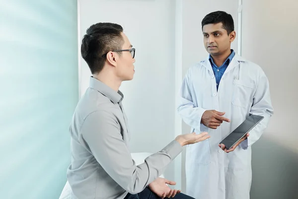 Médico Indiano Casaco Branco Apontando Para Tablet Digital Mão Conversando — Fotografia de Stock