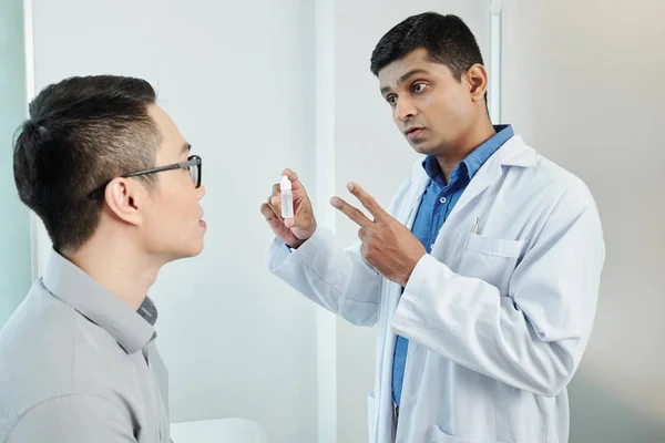 Indian Doctor White Coat Holding Bottle Medicine Explaining His Patient — Stockfoto