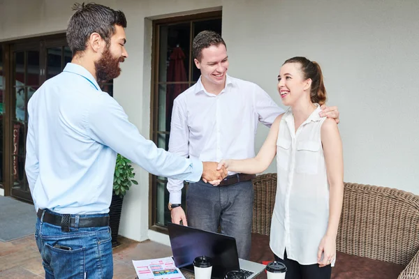 Feliz Sonriente Gente Negocios Dándose Mano Saludándose Antes Reunirse Cafetería — Foto de Stock