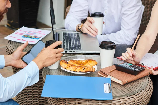 Close Image Business People Having Coffee Pastries Discussing Financial Reports — Stockfoto