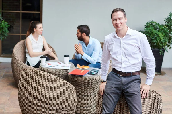 Όμορφος Χαμογελαστός Επιχειρηματίας Λευκό Σύντομη Στέκεται Στο Τραπέζι Καφέ Και — Φωτογραφία Αρχείου