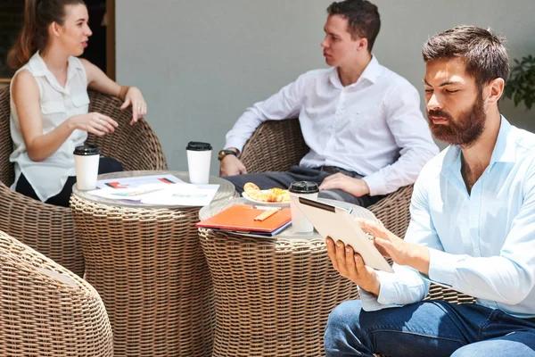 Seriöser Geschäftsmann Sitzt Cafétisch Und Checkt Informationen Tablet Computer Wenn — Stockfoto