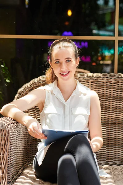 Retrato Una Joven Empresaria Sonriente Sentada Aire Libre Día Verano — Foto de Stock