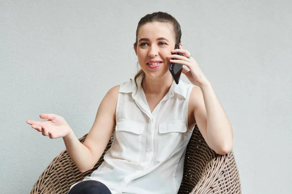 Retrato Una Joven Empresaria Positiva Haciendo Gestos Activos Hablar Por — Foto de Stock