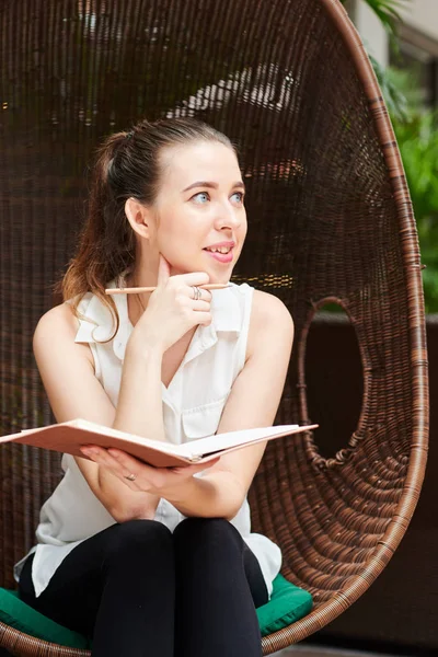 Pensive Jonge Zakenvrouw Nadenken Creatieve Ideeën Voor Het Project Tijdens — Stockfoto